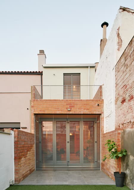 115ARI Single-Family Home Between Party Walls in Sabadell