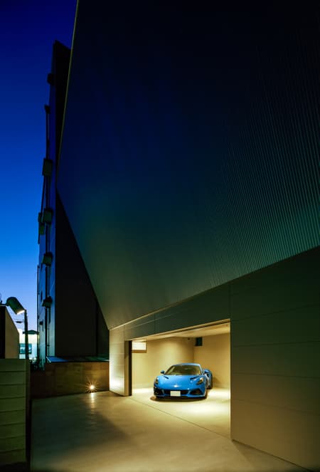 Garage House in Toyonaka