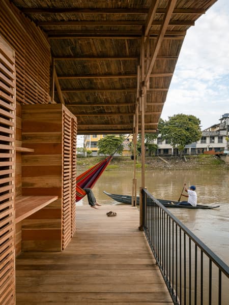 Productive Floating House - La Balsanera