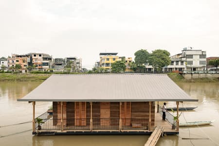 Productive Floating House - La Balsanera