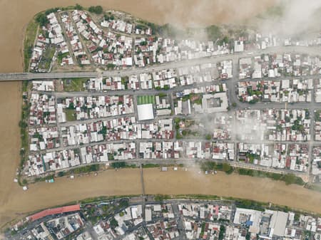 Productive Floating House - La Balsanera