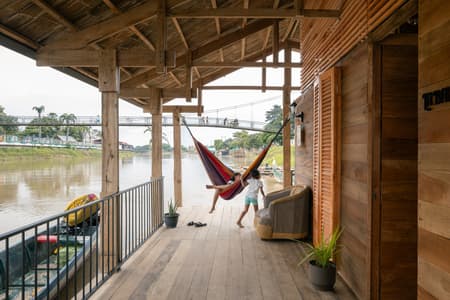 Productive Floating House - La Balsanera