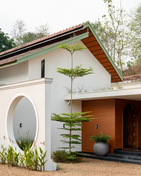 DVE: A Courtyard Home Shaped by Water and Light in Kerala