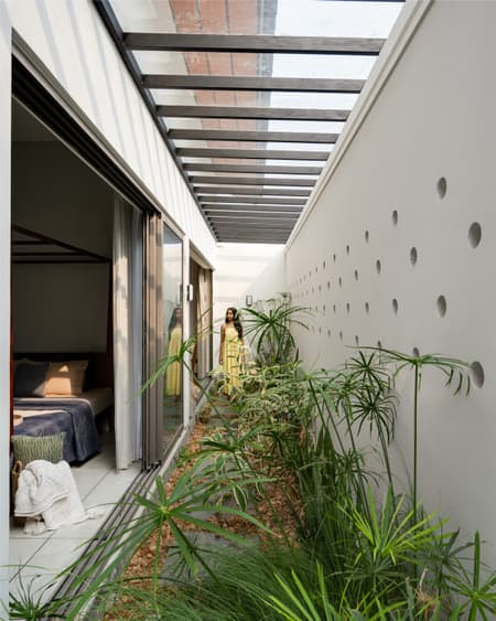 DVE: A Courtyard Home Shaped by Water and Light in Kerala