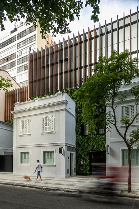 Guilhermina Commercial Building